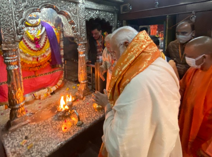 सुरक्षा घेरा तोड़कर बनारस की गलियों में घूमे प्रधानमंत्री मोदी सुरक्षा घेरा तोड़कर बनारस की गलियों में घूमे प्रधानमंत्री मोदी