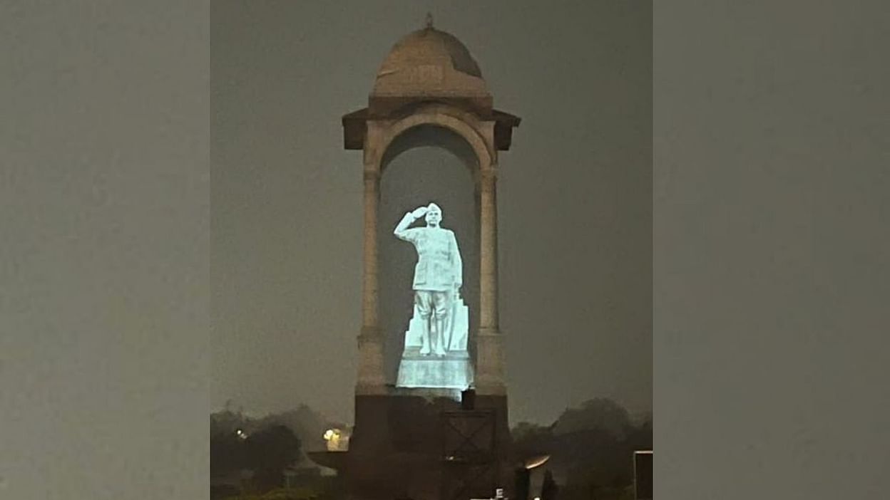 PM नरेंद्र मोदी ने किया होलोग्राम प्रतिमा का अनावरण