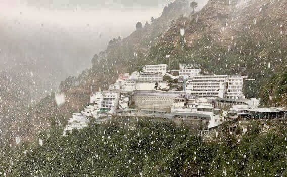 माता वैष्णो देवी मंदिर के आसपास बर्फबारी,