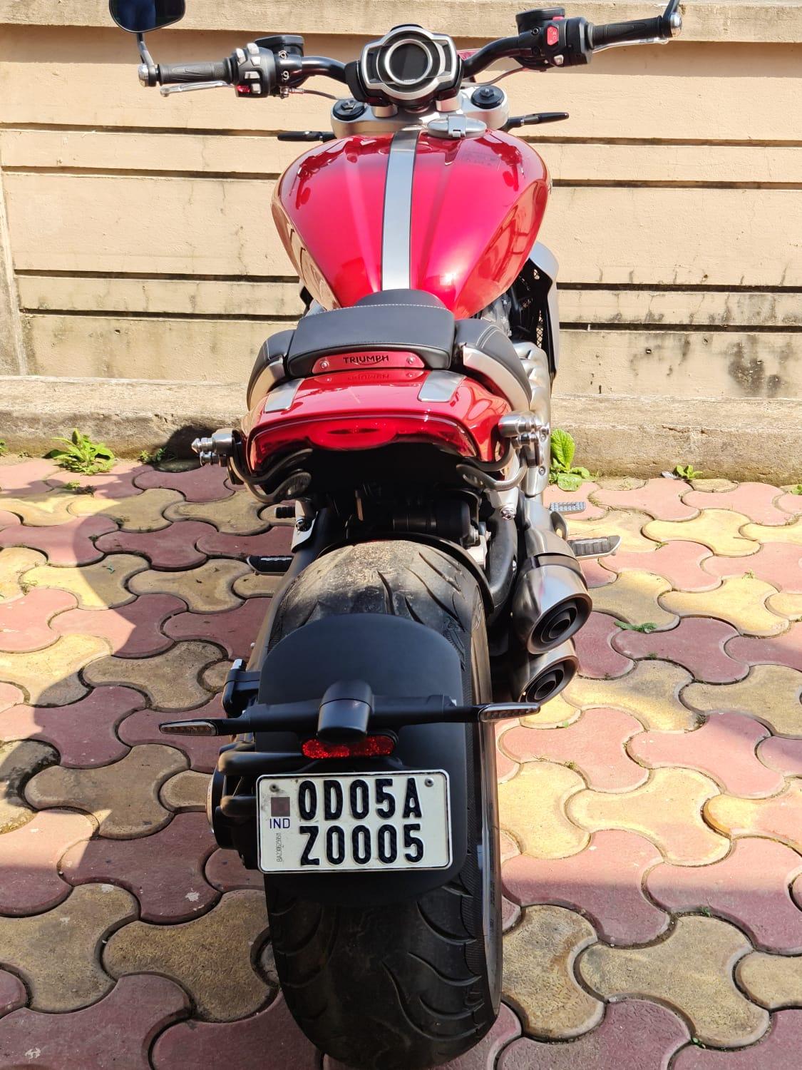 पुलिस वाले के घर BMW कार, स्पोर्ट्स बाइक छापेमारी में बरामद