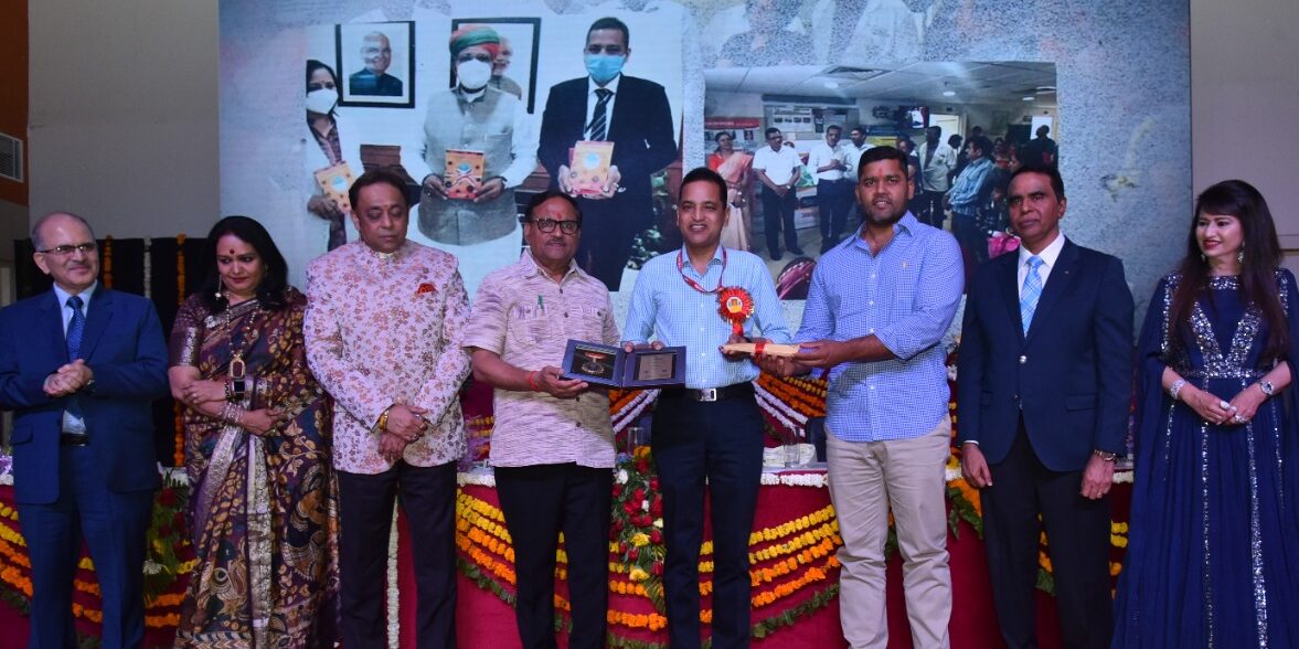 डॉ. अखिलेश जैन को चेंज मेकर ह्यूमैनिटी अवॉर्ड डॉ. अखिलेश जैन को चेंज मेकर ह्यूमैनिटी अवॉर्ड