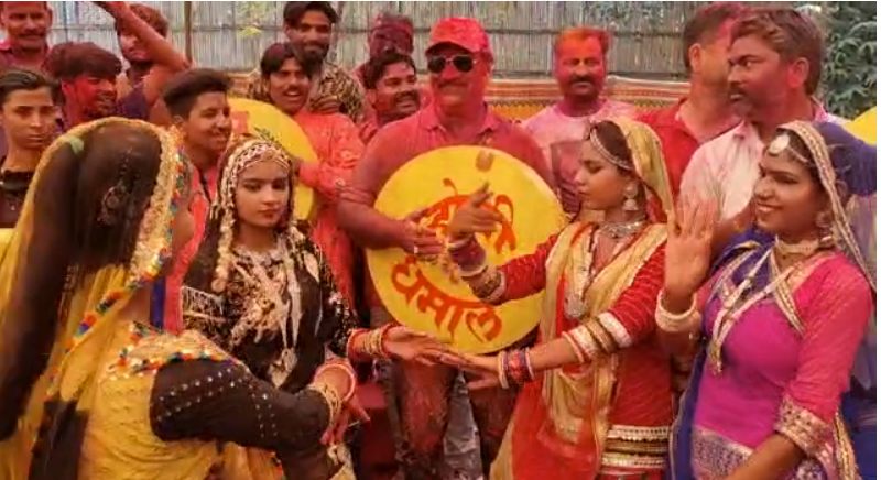 राजनेताओं के आवासों पर भी मनाया गया होली उत्सव