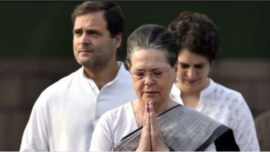 “कल्पना लोक में गांधी परिवार, बड़े पद छोड़ें और दूसरों को दें मौका”
