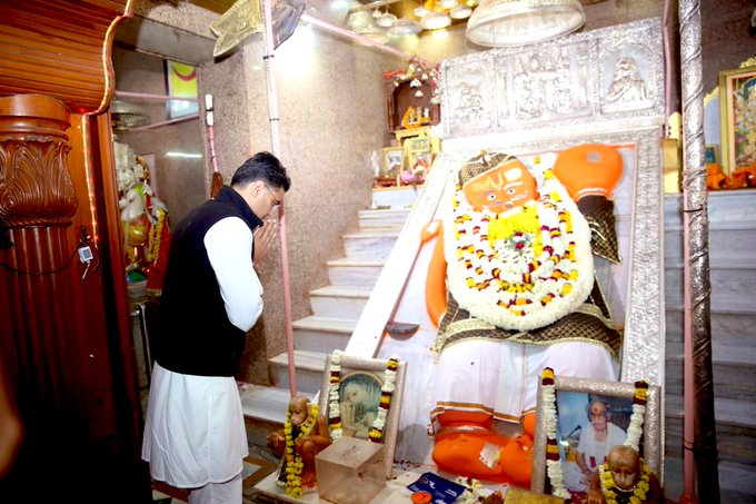 पायलट ने लगाई खोले के हनुमानजी मंदिर में धोक