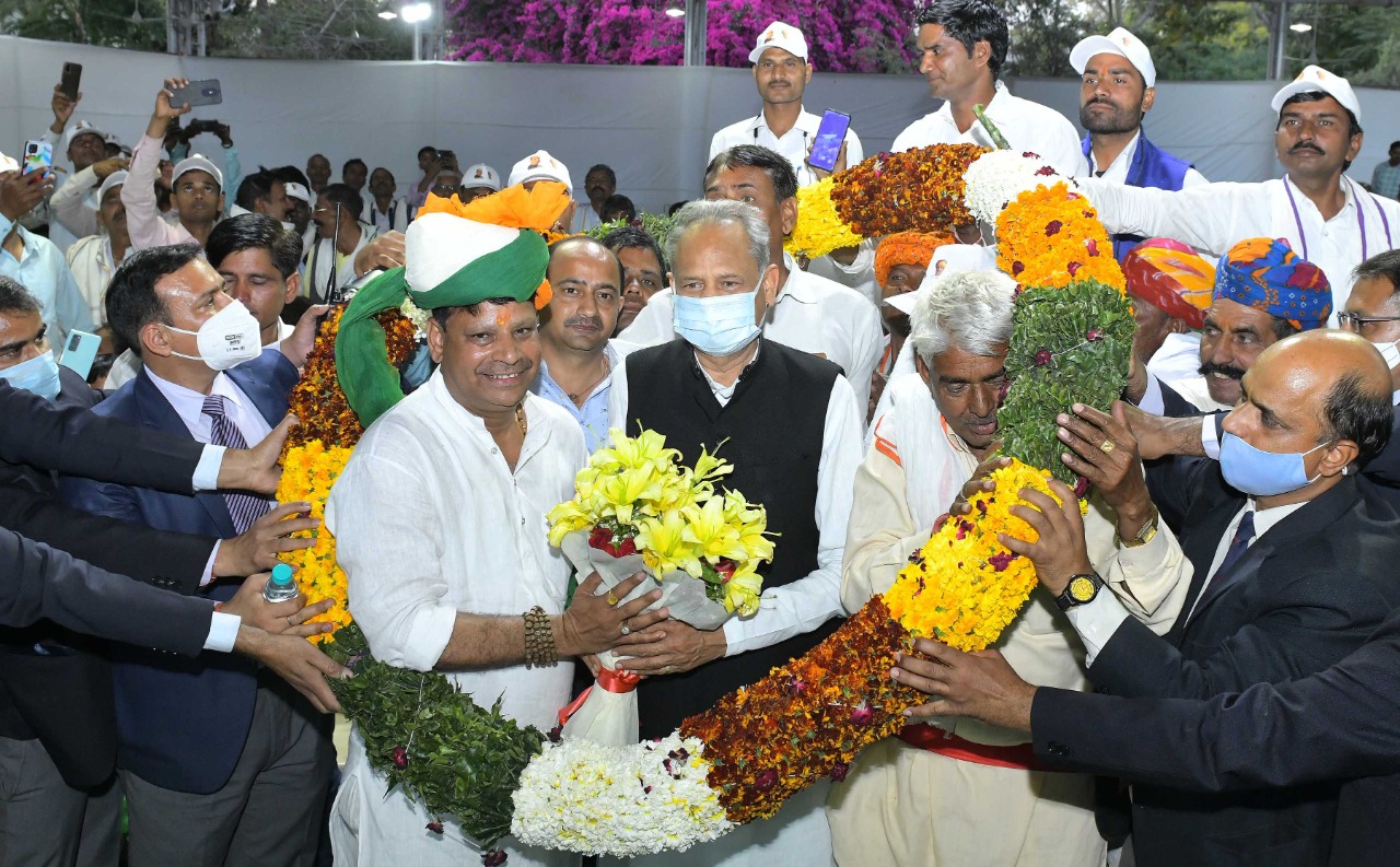 पशुपालकों ने जताया मुख्यमंत्री गहलोत का आभार पशुपालकों ने जताया मुख्यमंत्री गहलोत का आभार