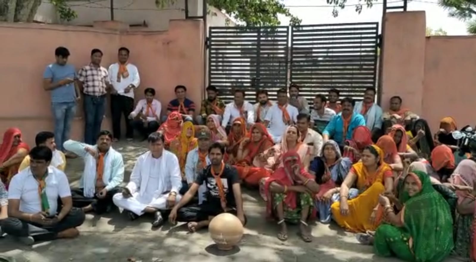 जलदाय कार्यालय पर ग्रामीणों ने जड़ा ताला, कर्मचारियों को…