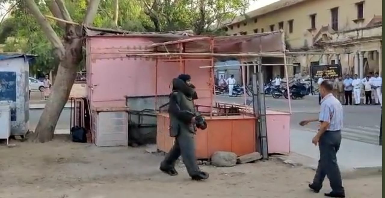 जलेब चौक में बम की सूचना, मचा हड़कंप जलेब चौक में बम की सूचना, मचा हड़कंप