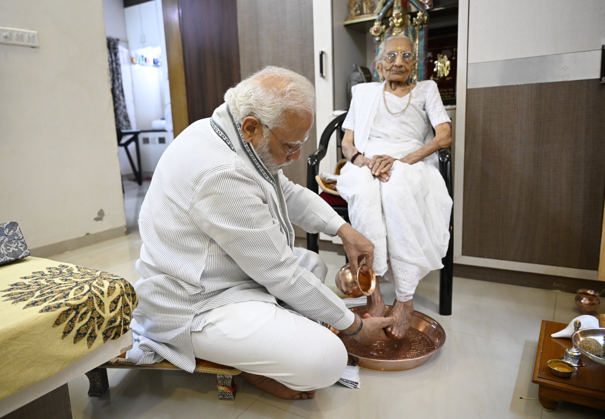 प्रधानमंत्री मोदी की मां हीराबेन का 100वां जन्मदिन आज प्रधानमंत्री मोदी की मां हीराबेन का 100वां जन्मदिन आज