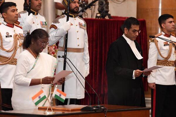 भारत के 50वें सीजेआई बने जस्टिस डीवाई चंद्रचूड़