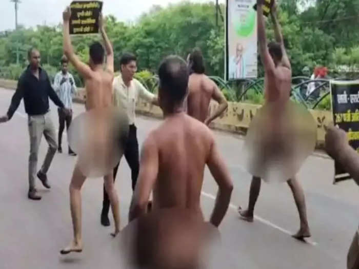 युवकों का विधानसभा पर नग्न प्रदर्शन युवकों का विधानसभा पर नग्न प्रदर्शन