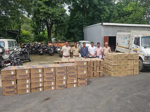 अंधेरे में ट्रक छोड़ भागा ड्राइवर, गुजरात जा रही 25लाख की अवैध शराब जब्त…!