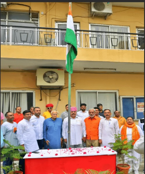 पिंक सिटी प्रेस क्लब में अध्यक्ष डॉ. वीरेंद्र सिंह राठौड़ ने किया ध्वजारोहण पिंक सिटी प्रेस क्लब में अध्यक्ष डॉ. वीरेंद्र सिंह राठौड़ ने किया ध्वजारोहण