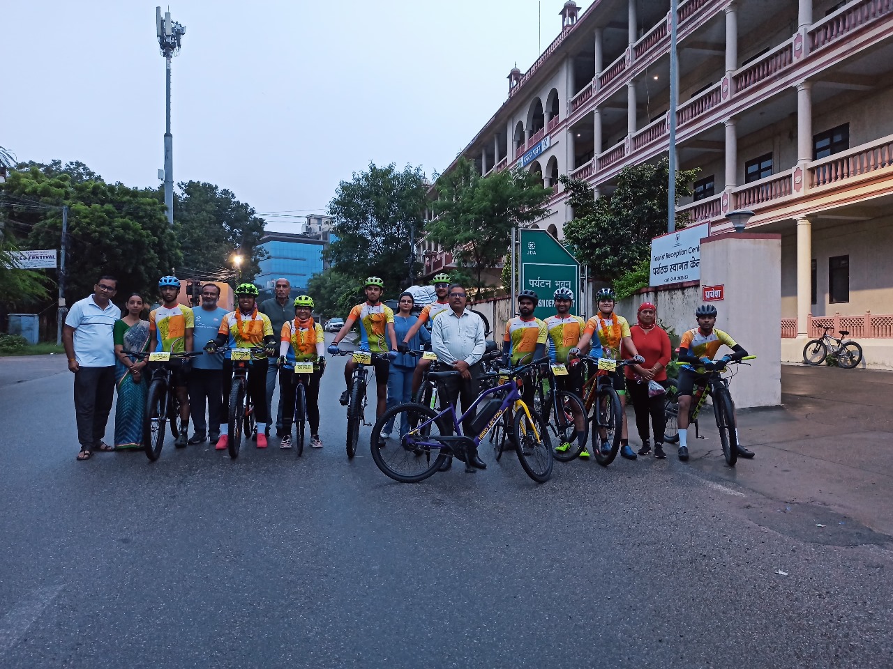 हैरिटेज ऑन टू- व्हील्स जयपुर से जैसलमेर के लिए रवाना