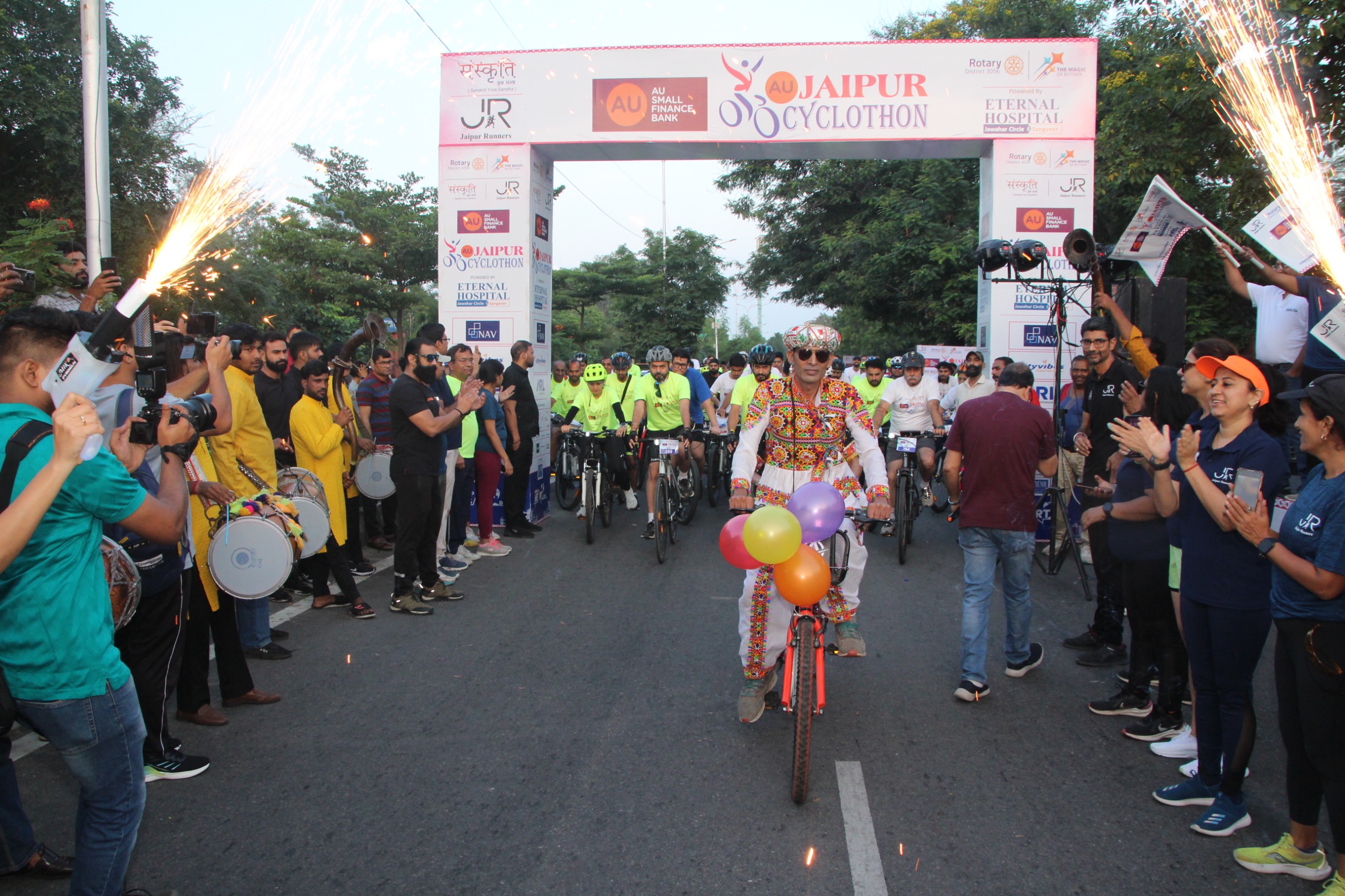 “एयू जयपुर साइक्लोथॉन में उमड़ा जयपुर”