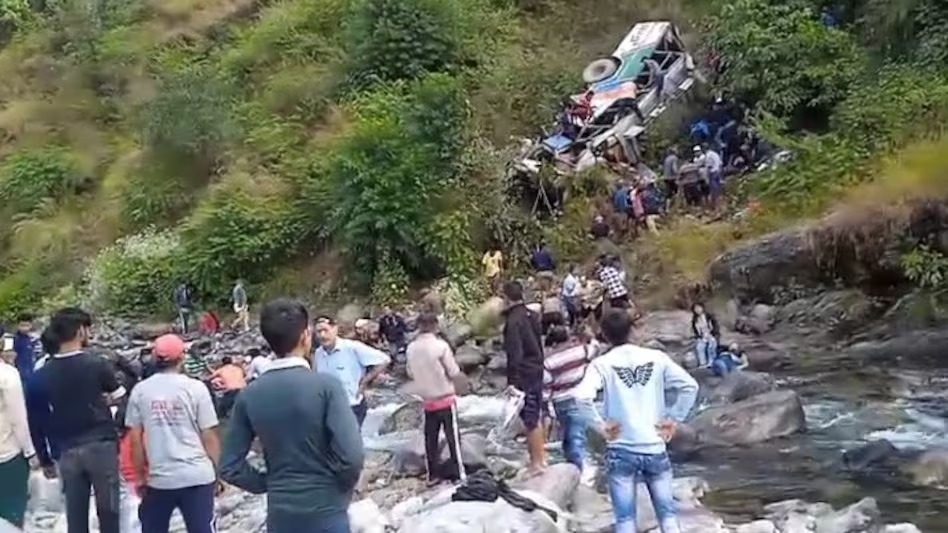 उत्तराखंड के अल्मोड़ा में बस गिरी खाई में, 38लोगों की मौत, 17 घायल