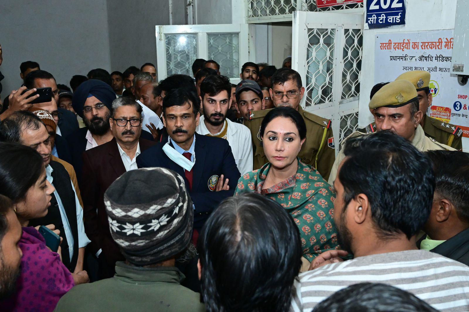 गैस टैंकर हादसा पीड़ितों से SMS अस्पताल जाकर मिलीं उपमुख्यमंत्री दिया कुमारी
