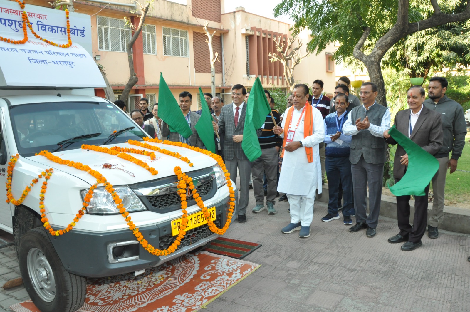 पशुपालन मंत्री जोराराम ने तरल नत्रजन परिवहन वाहन को दिखाई हरी झंडी पशुपालन मंत्री जोराराम ने तरल नत्रजन परिवहन वाहन को दिखाई हरी झंडी