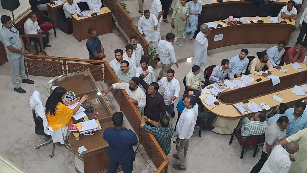 जयपुर नगर निगम साधारण सभा में भाजपा-कांग्रेस पार्षदों में जूतम-पैजार…!