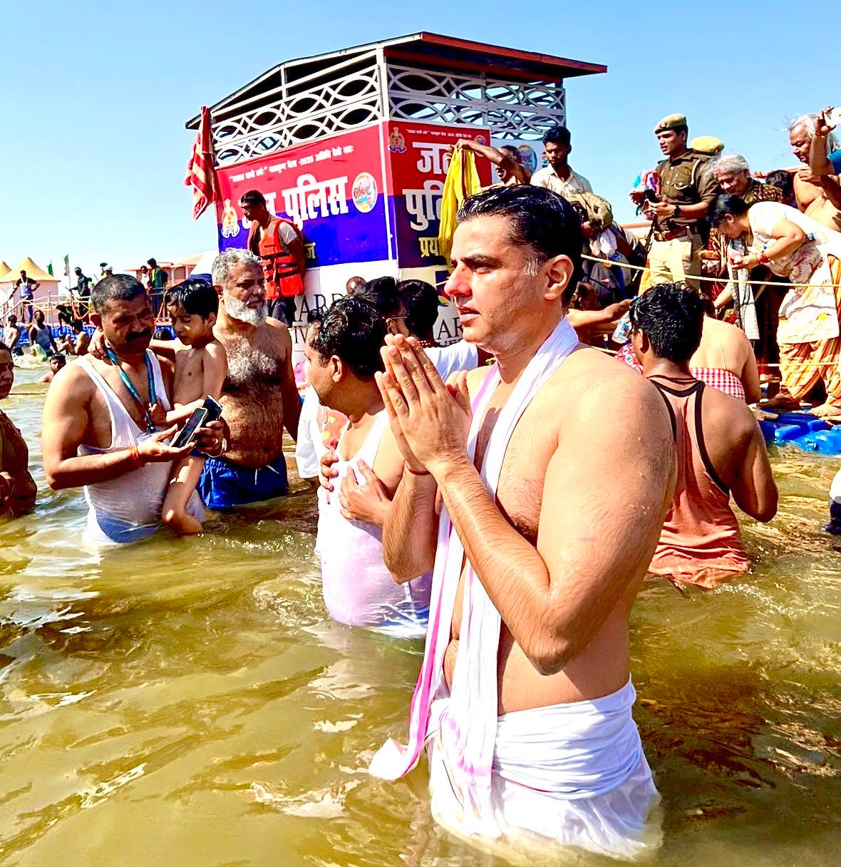 राजस्थान के पूर्व उपमुख्यमंत्री सचिन पायलट ने लगाई संगम में श्रद्धा की डुबकी राजस्थान के पूर्व उपमुख्यमंत्री सचिन पायलट ने लगाई संगम में श्रद्धा की डुबकी