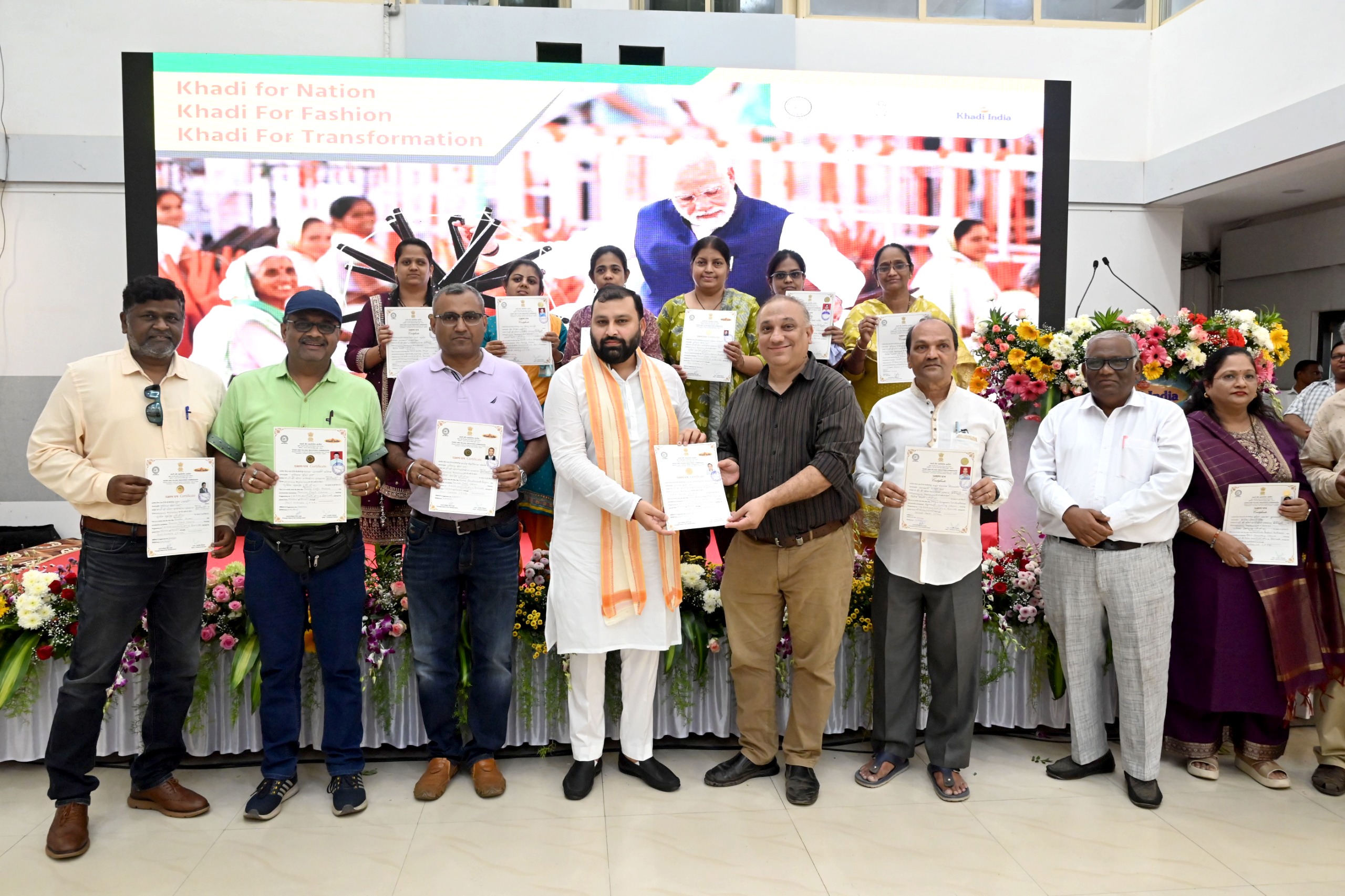 प्रधानमंत्री नरेंद्र मोदी की प्रेरणा से ‘नए भारत की नई खादी’