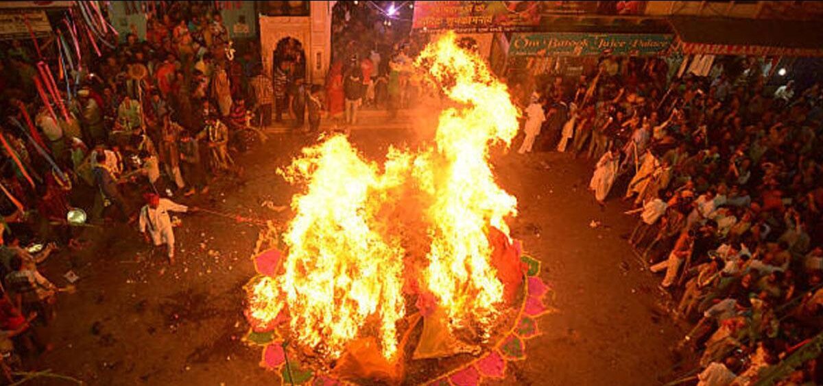 रात 11.31 बजे से 12.36 तक होलिका दहन का मुहूर्त… रात 11.31 बजे से 12.36 तक होलिका दहन का मुहूर्त…