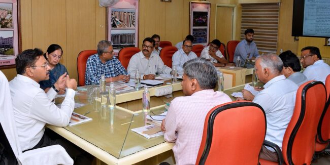 UDH Secretary Vaibhav Galaria taking the meeting of Housing Board, Commissioner Dr. Rashmi Sharma was also present