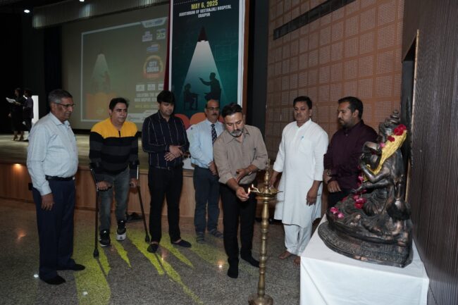 Divisional Commissioner Geetesh Malviya, Marketing Head of Geetanjali Kalpesh Chand Rajbar, CEO of Earth Diagnostic Dr. Arvind Singh and other guests present during the felicitation ceremony of Gurus at Geetanjali.