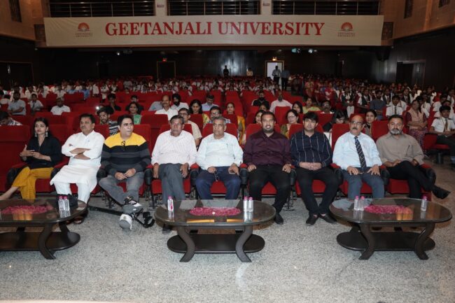 Divisional Commissioner Geetesh Malviya, Marketing Head of Geetanjali Kalpesh Chand Rajbar, CEO of Earth Diagnostic Dr. Arvind Singh and other guests present during the felicitation ceremony of Gurus at Geetanjali.