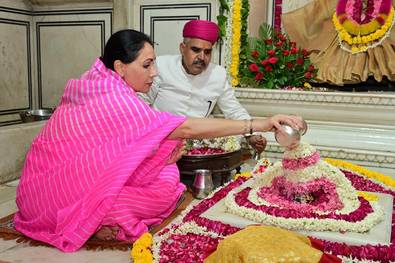 सावन के पहले दिन उपमुख्यमंत्री दिया कुमारी ने किया शिव अभिषेक, मांगी प्रदेशवासियों की खुशहाली की कामना