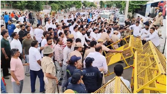 उदयपुर में वकीलों का प्रदर्शन: कलेक्ट्री गेट पर चढ़े, दीवार फांदकर अंदर घुसे, पुलिस पर गंभीर आरोप…! उदयपुर में वकीलों का प्रदर्शन: कलेक्ट्री गेट पर चढ़े, दीवार फांदकर अंदर घुसे, पुलिस पर गंभीर आरोप…!