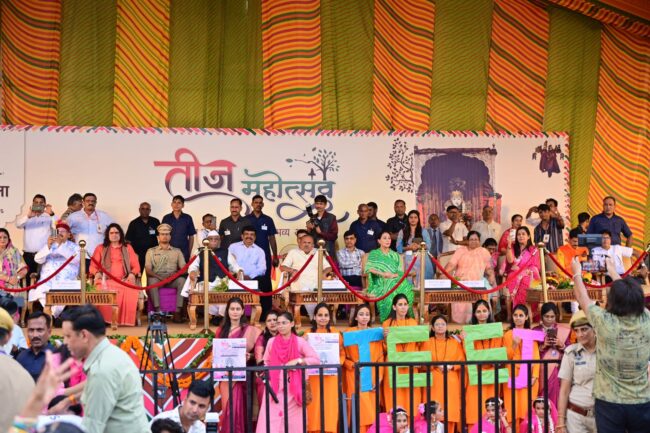 Teej Mata's procession started with pomp and reverence, Pink City was drenched in colorful folk colors 