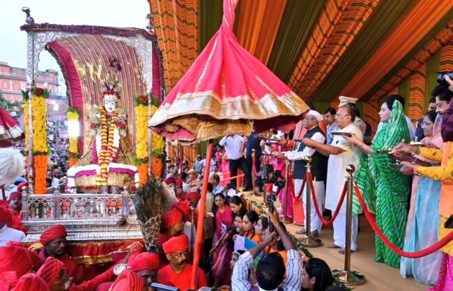 Teej Mata's procession started with pomp and reverence, Pink City was drenched in colorful folk colors 