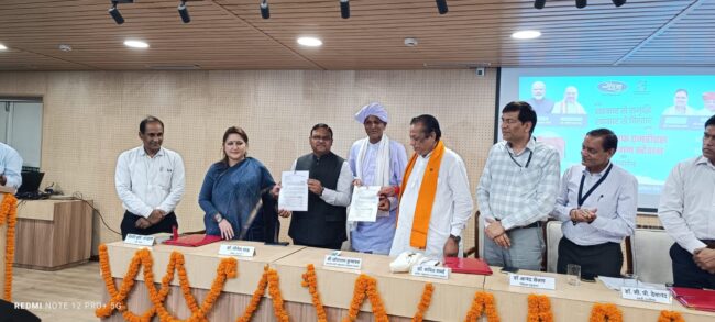 RCDF में बांसवाड़ा डेयरी के लिए 8 करोड़ के ऋण का लेटर देते हुए मंत्री जोराराम कुमावत