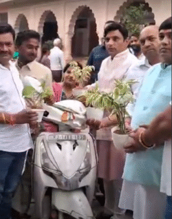 दिव्यांगजनों को पौधा वितरण करते हुए राहुल त्रिवेदी