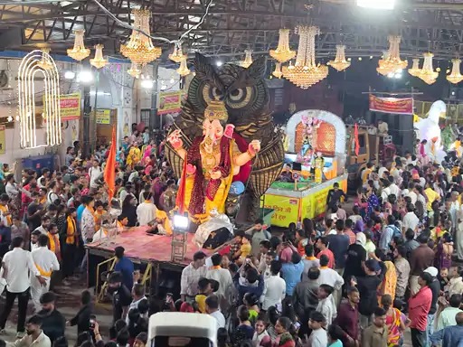 राम दरबार, शिव परिवार और गणपति के विभिन्न स्वरूपों के साथ निकली शोभायात्रा...