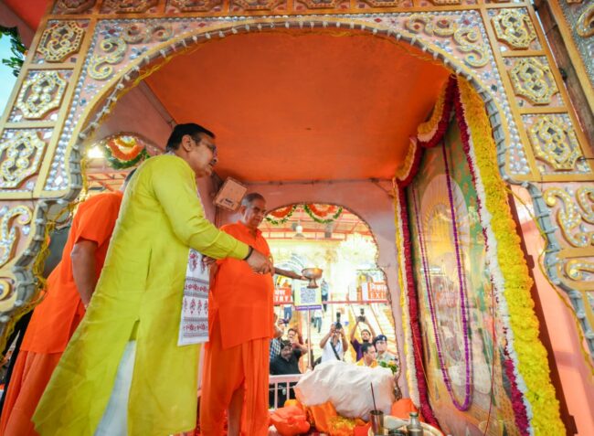 राम दरबार, शिव परिवार और गणपति के विभिन्न स्वरूपों के साथ निकली शोभायात्रा... गणेशजी की आरती करते हुए सीएम 