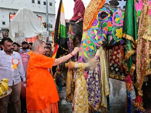 राम दरबार, शिव परिवार और गणपति के विभिन्न स्वरूपों के साथ निकली शोभायात्रा... हाथी पूजा