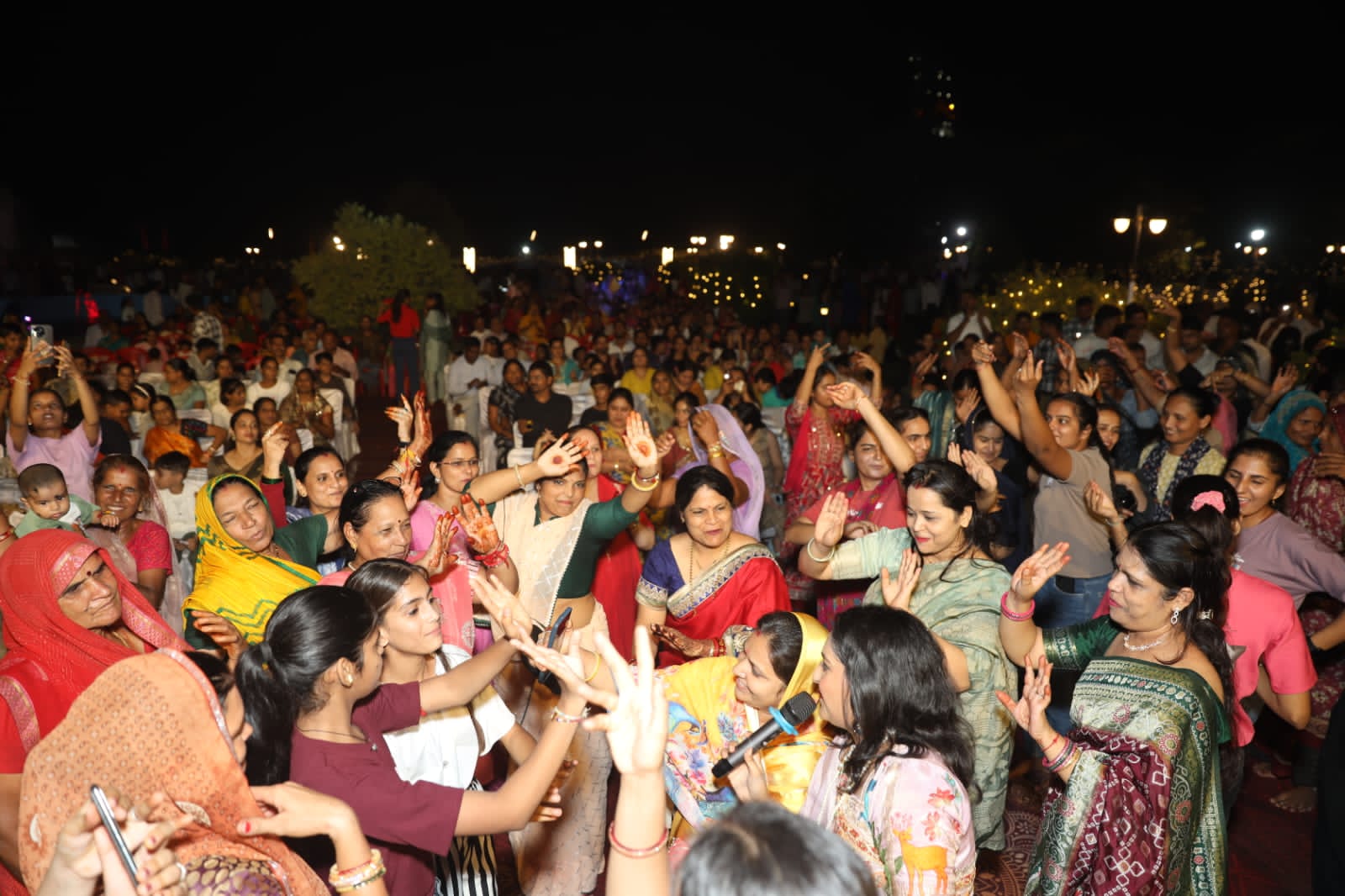 जेके सीमेंट निम्बाहेड़ा श्री राधा कृष्ण मंदिर जन्माष्टमी भक्ति रस में डूबी महिलाएं