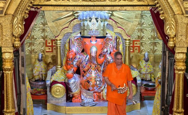 मोती डूंगरी गणेशजी मंदिर में आरती करते महंत कैलाश शर्मा