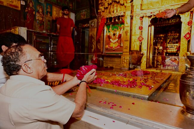 सालासर बालाजी के दर्शन करते हुए विधानसभा अध्यक्ष वासुदेव देवनानी 