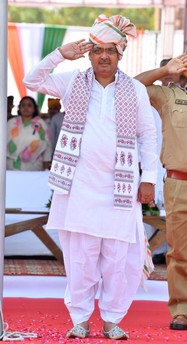 सीएम भजनलाल शर्मा सलामी देते हुए 