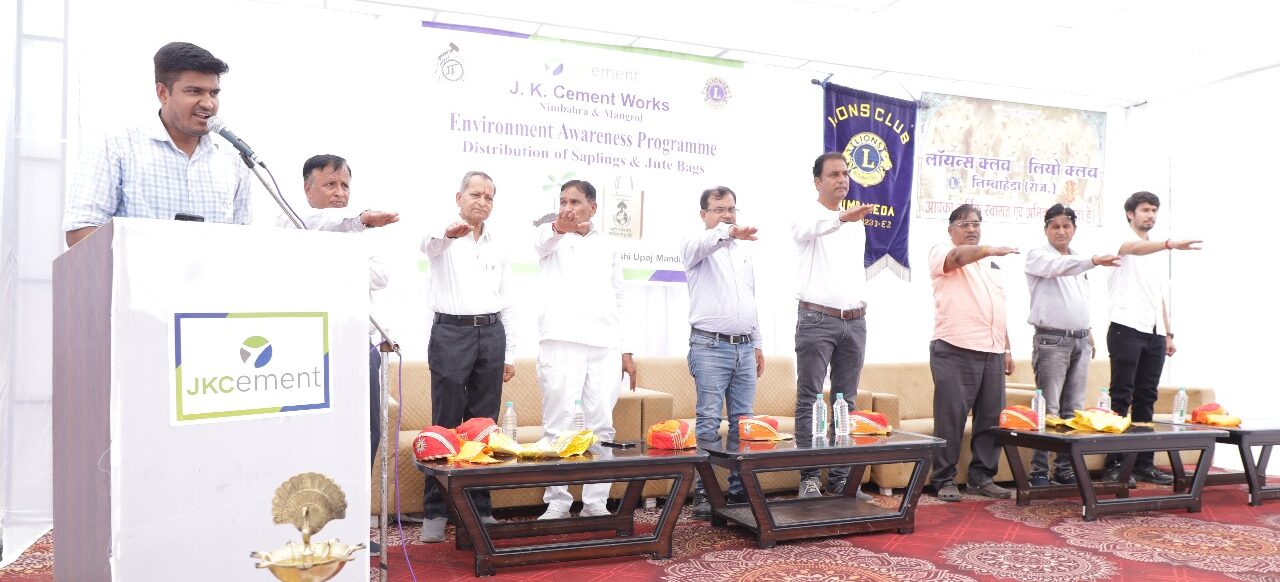 जे.के. सीमेंट और लायंस क्लब ने चलाया स्वच्छता पखवाड़ा अभियान, बांटे जूट बैग और पौधे
