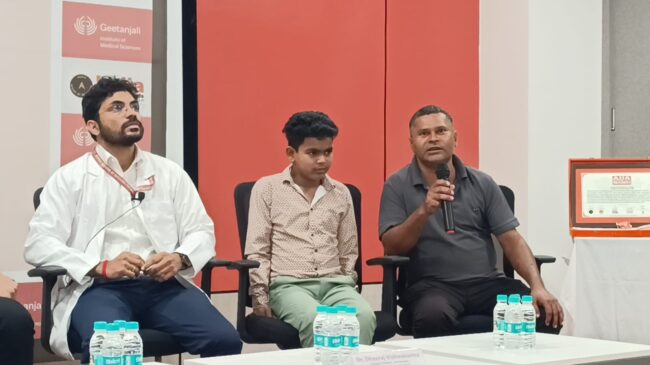 गीतांजली हॉस्पिटल जयपुर में प्रेसवार्ता में ऑपरेशन के बाद अनुभव साझा करते बच्चे के पिता