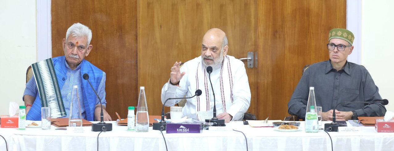 जम्मू में बाढ़-प्राकृतिक आपदा प्रभावित क्षेत्रों का दौरा कर समीक्षा करते अमित शाह