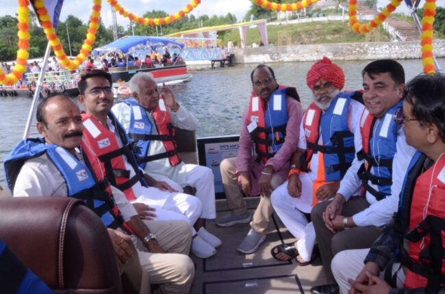 नेहरु गार्डन उदयपुर की शुरुआत सांसद मन्नालाल रावत चुन्नीलाल गरासिया बोट से जाते हुए