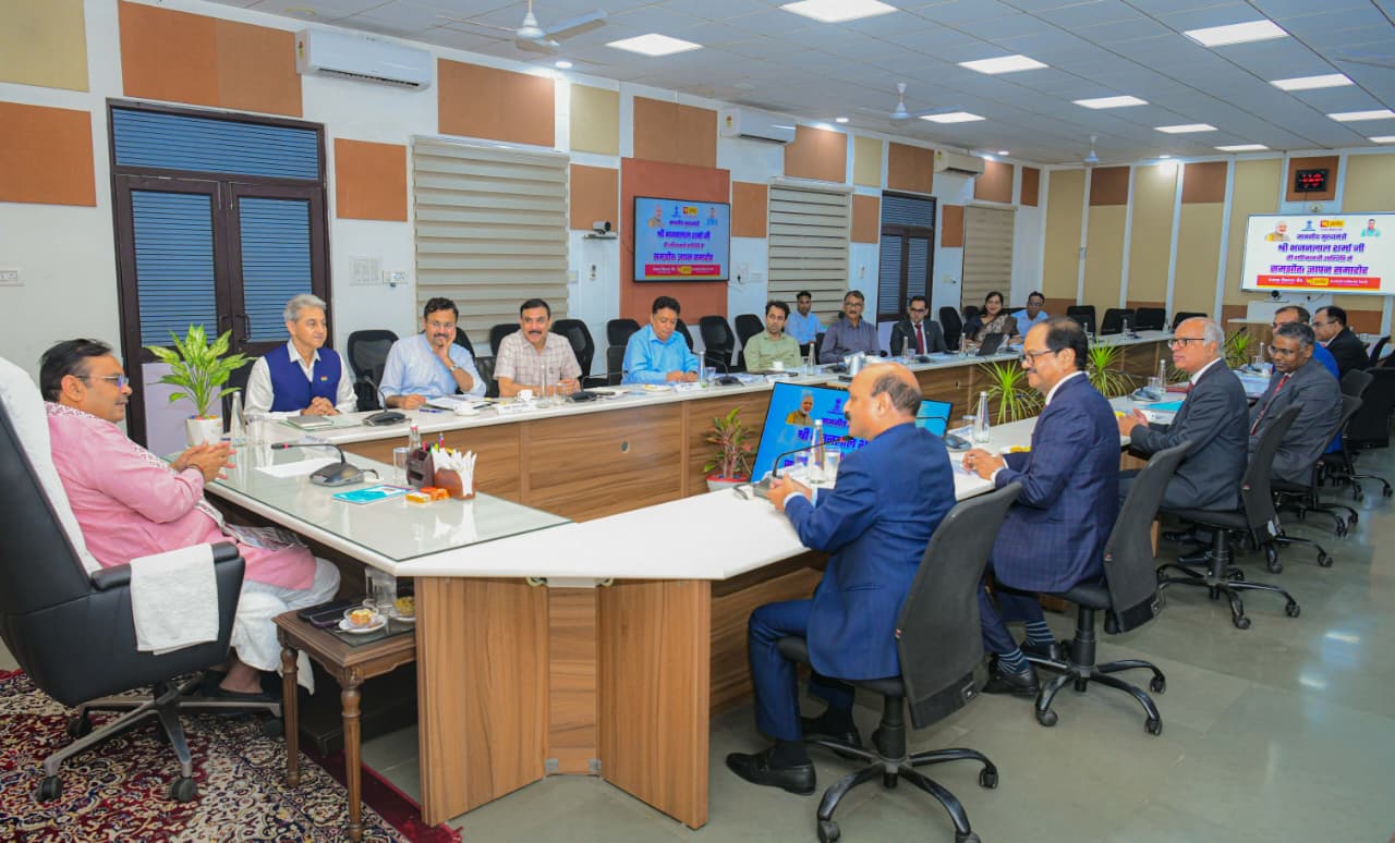 सीएम आवास पर पीएनबी के साथ एमओयू में मौजूद मुख्य सचिव सुधांश पंत सहित अन्य प्रशासनिक एवं बैंक के अधिकारी 
