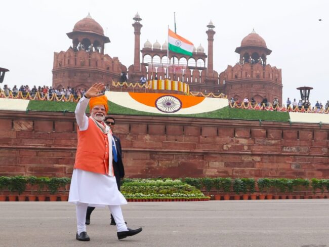पीएम मोदी लाल किले पर