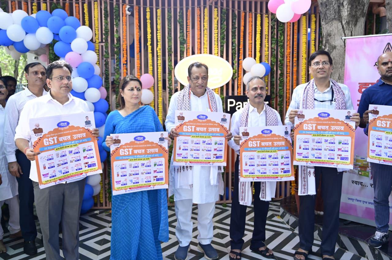 सचिवालय सरस पार्लर का उद्घाटन करते मंत्री जोराराम कुमावत, डेयरी सचिव डॉ समित शर्मा, RCDF प्रशासक एवं प्रबंध संचालक श्रुति भारद्वाज एवं जयपुर डेयरी एमडी मनीष फौजदार।
