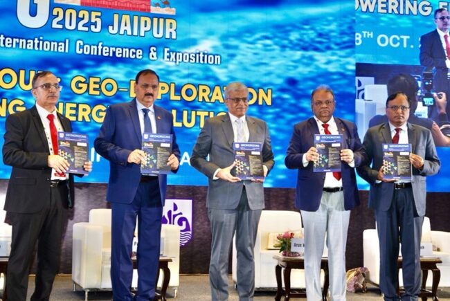 भारत के ऊर्जा भविष्य के लिए साहसिक अन्वेषण का आह्वान: जयपुर में SPG 2025 सम्मेलन का आगाज़... स्मारिका विमोचन करते अधिकारी