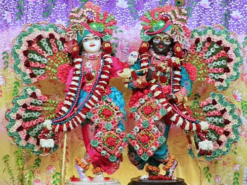गोविंददेव जी मंदिर में दीपावली पर उमड़ा श्रद्धा का सैलाब, ठाकुर जी ने धारण की सुनहरी पोशाक 
